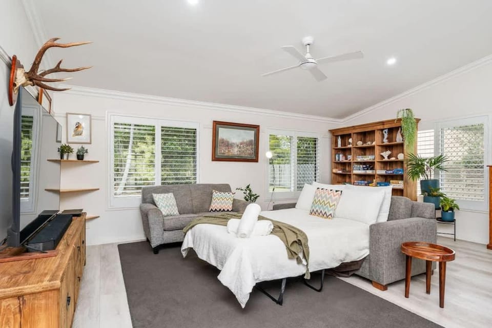 Private Family Retreat - Pool Spa Tennis firepit House in Hervey Bay