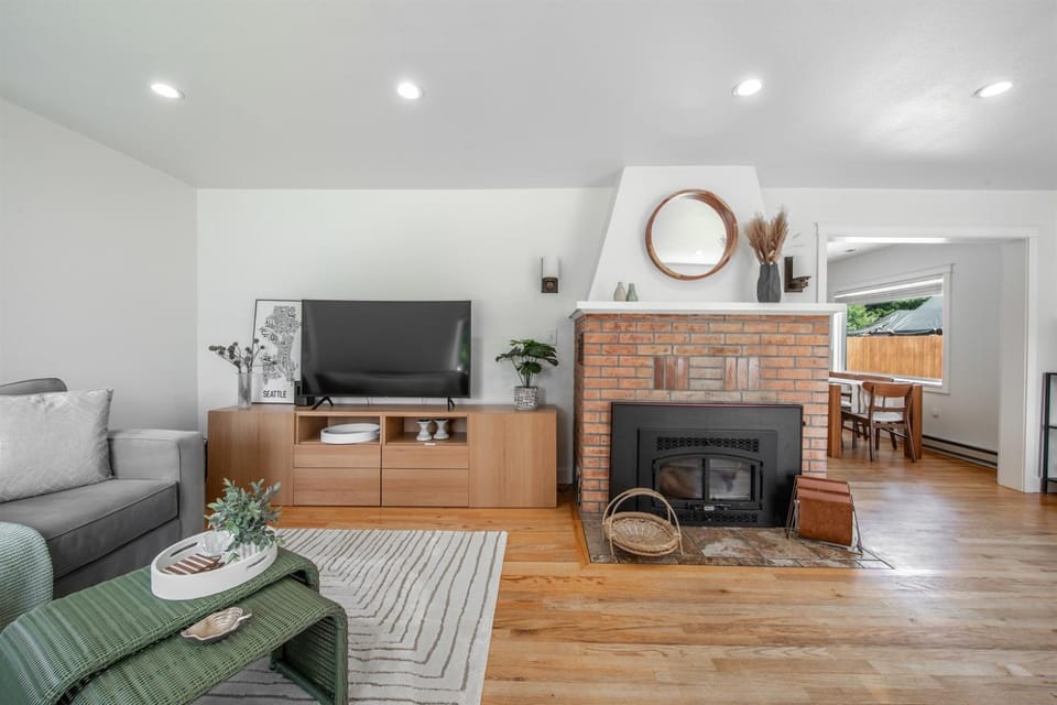 Hot Tub & AC No Stairs EV Parking House in Lake Forest Park