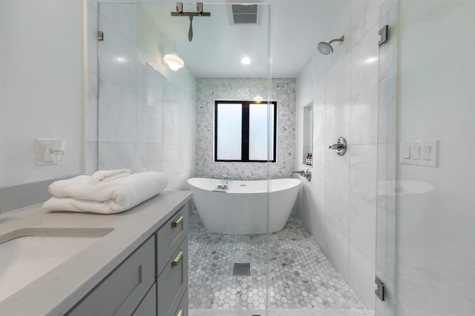 HOT TUB & AC 3b2b Single Level house King Bed Parking House in Lake Forest Park