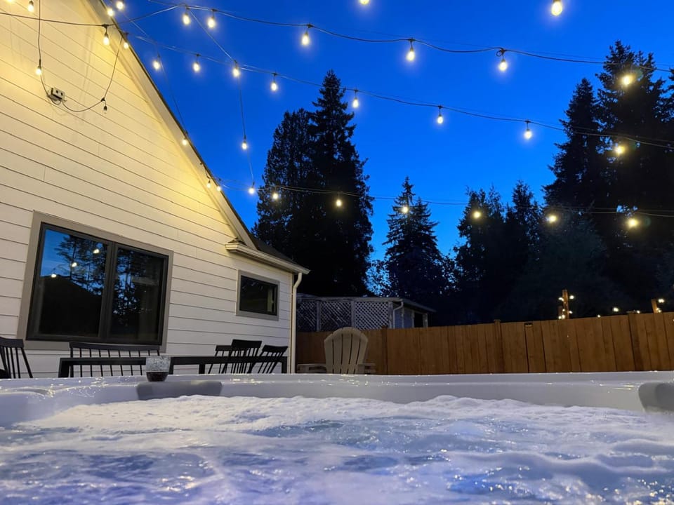HOT TUB & AC 3b2b Single Level house King Bed Parking House in Lake Forest Park