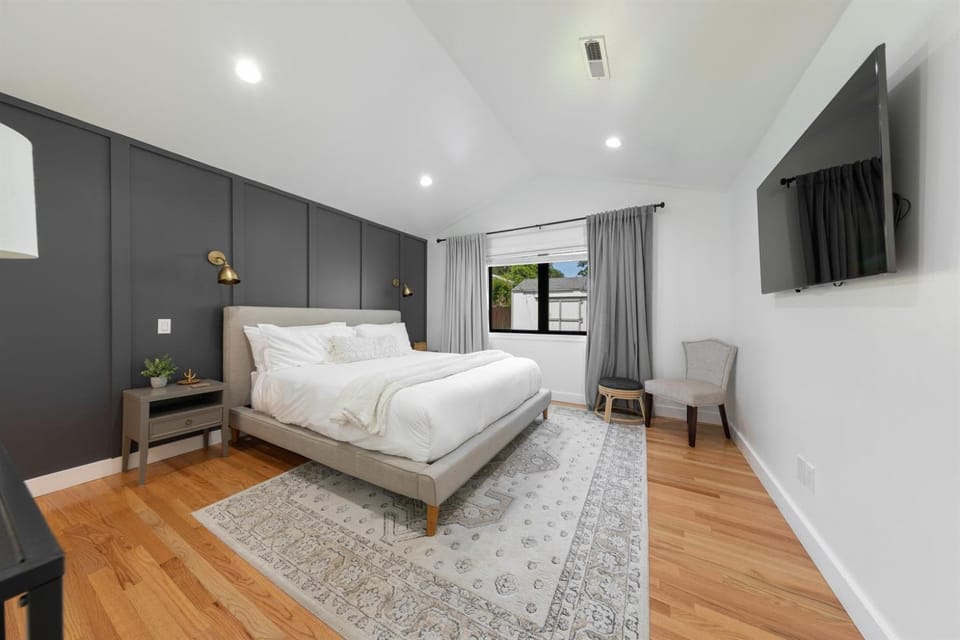 HOT TUB & AC 3b2b Single Level house King Bed Parking House in Lake Forest Park