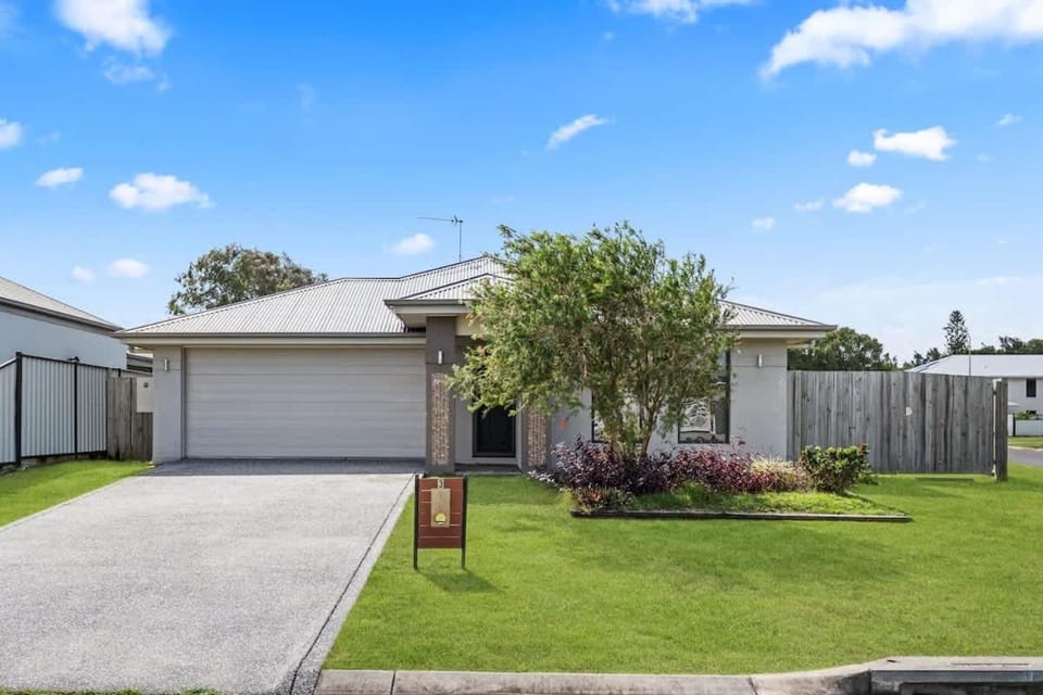 Marine Bliss-4Bd Beach Access House in Hervey Bay