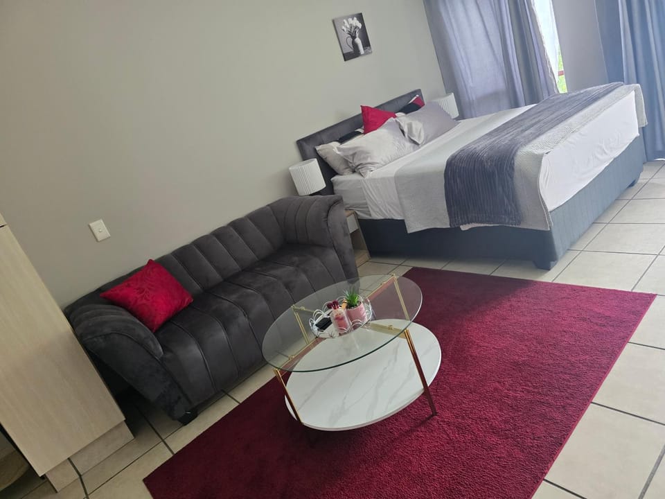 Stylish Bachelor Pad in the Heart of Fourways Apartment in Sandton