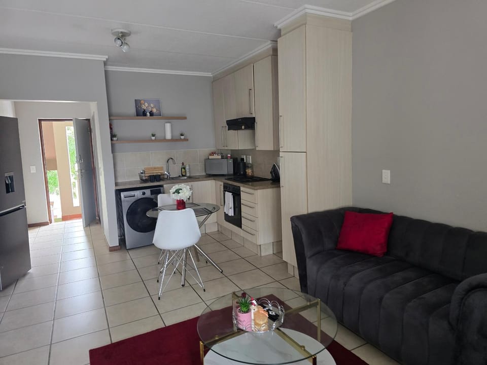 Stylish Bachelor Pad in the Heart of Fourways Apartment in Sandton