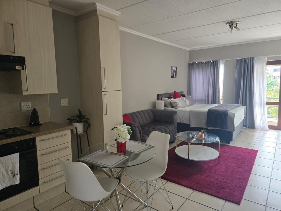 Stylish Bachelor Pad in the Heart of Fourways Apartment in Sandton