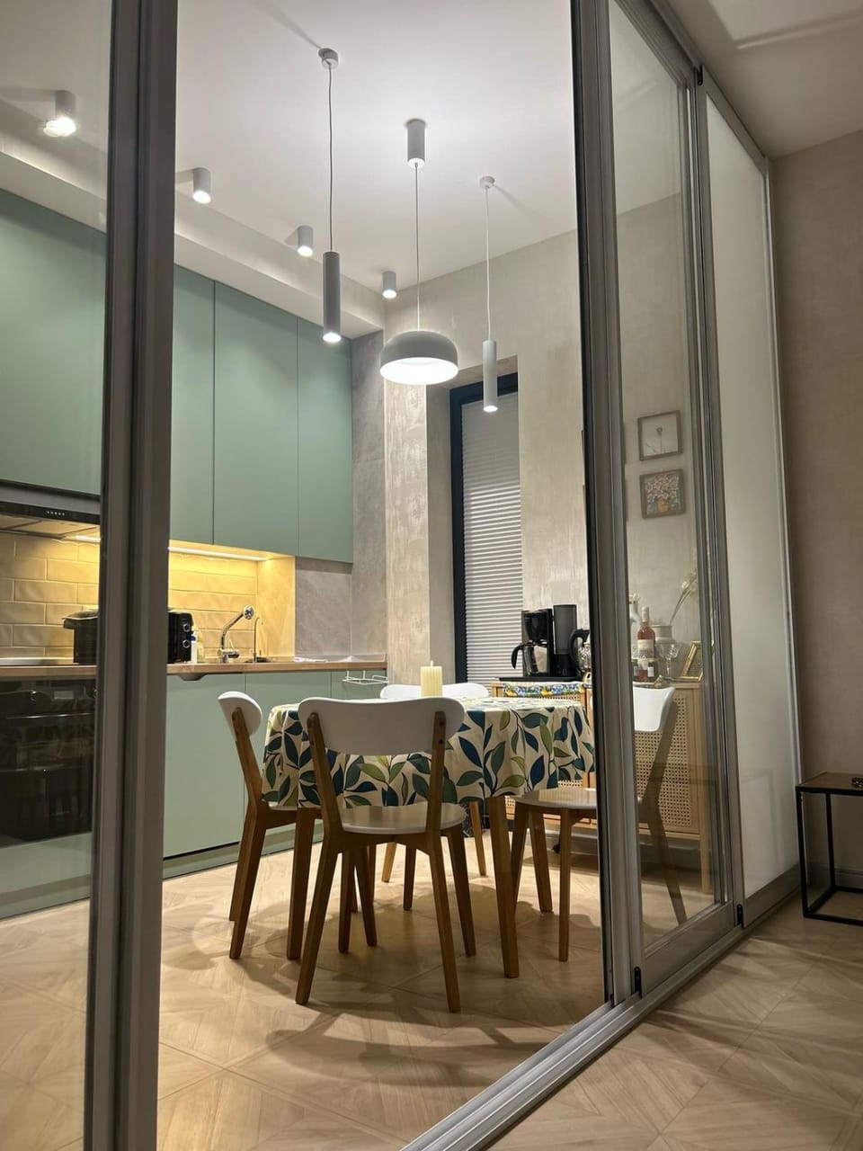 Kitchen or kitchenette, Dining area