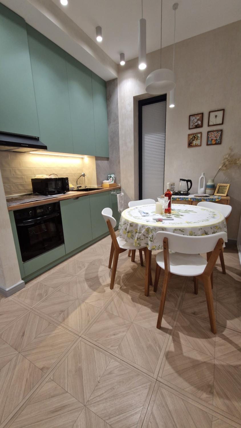 Kitchen or kitchenette, Dining area