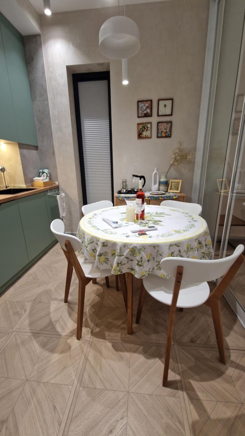 Kitchen or kitchenette, Dining area
