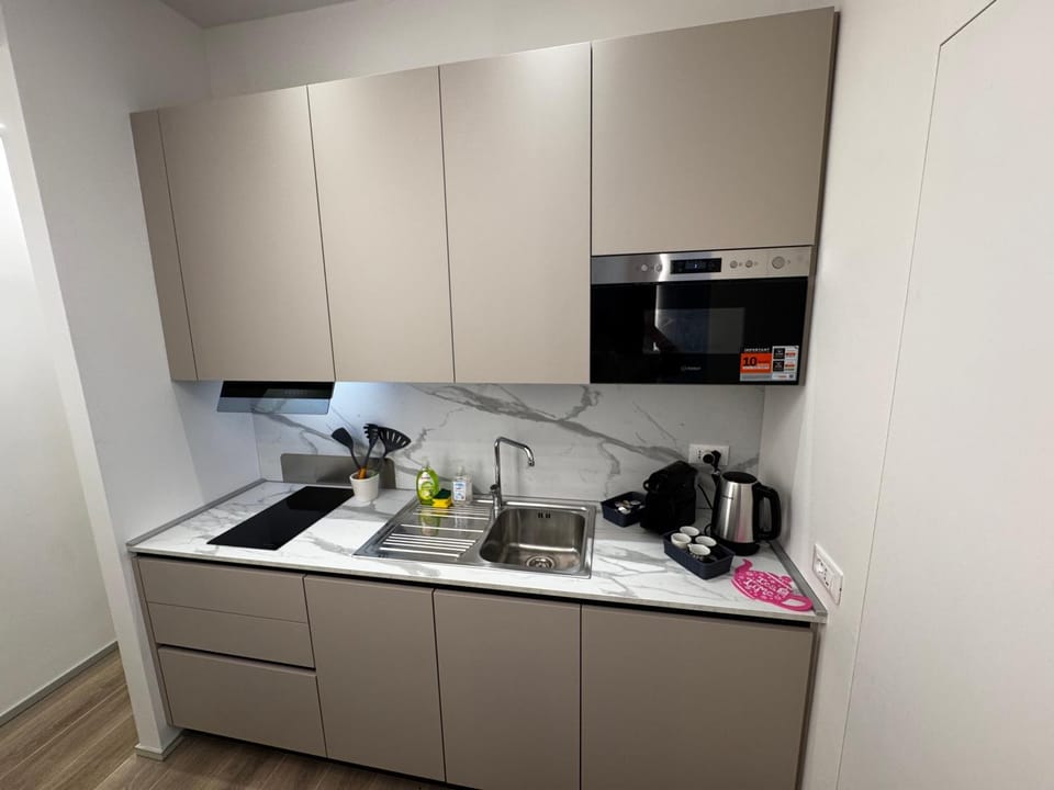 Coffee/tea facilities, Kitchen or kitchenette, stove