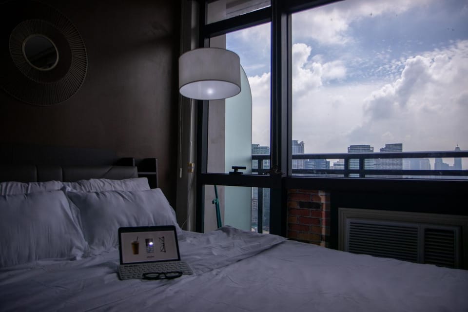 E-Studio,Best Sunset Pool,Luxury,Hotel Style Apartment in Makati