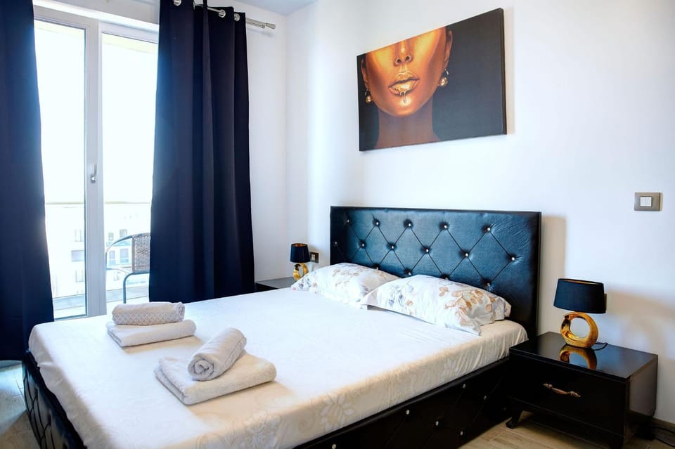 Bed, Photo of the whole room, Bedroom, towels