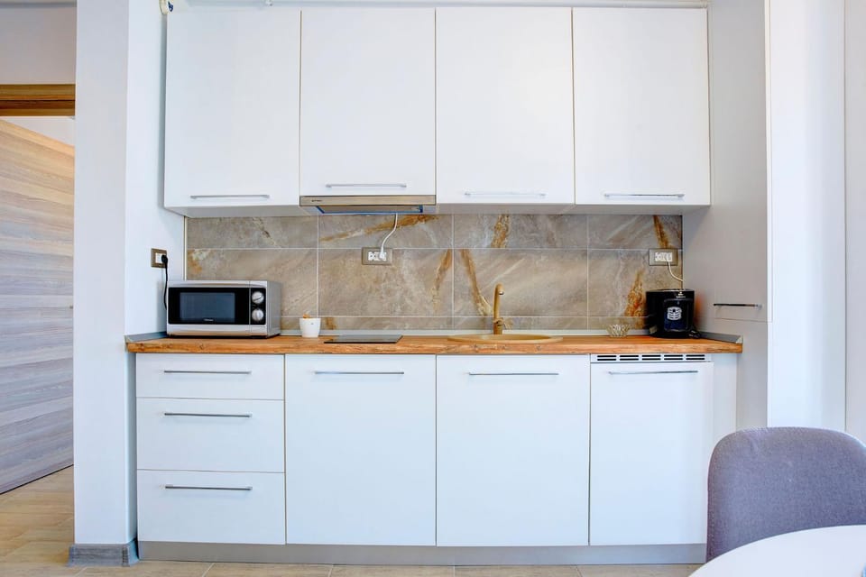 Coffee/tea facilities, Kitchen or kitchenette, microwave, stove