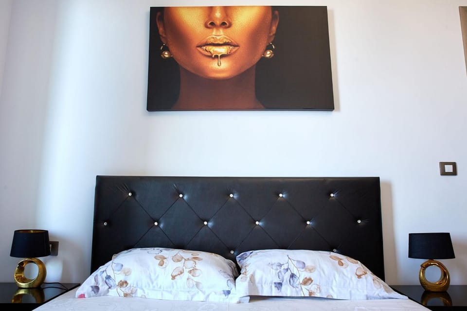 Bed, Photo of the whole room, Decorative detail, Bedroom
