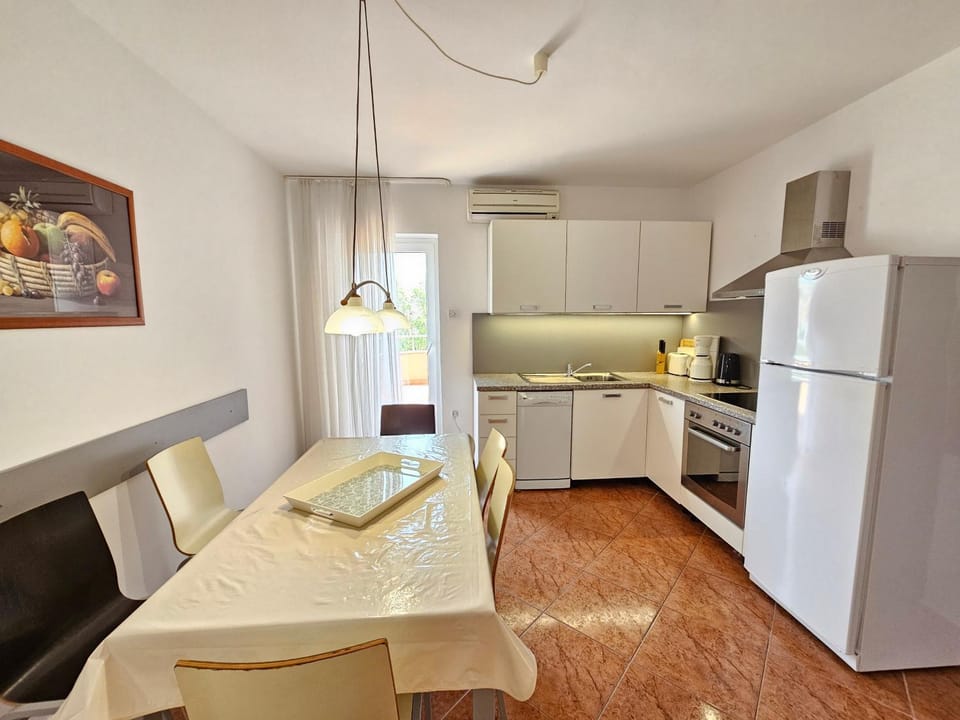 Kitchen or kitchenette, Dining area, oven, stove