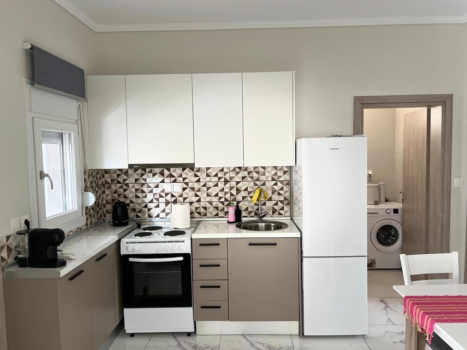 Coffee/tea facilities, Kitchen or kitchenette, Dining area, oven, stove