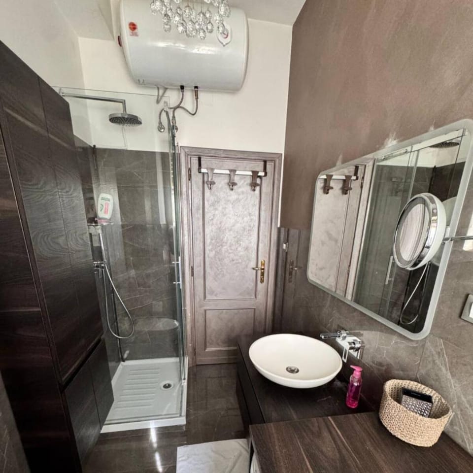 Shower, Toilet, Bathroom, towels
