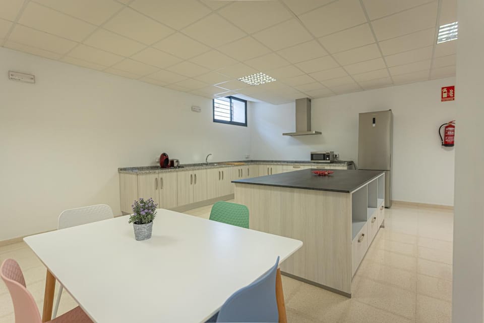 Kitchen or kitchenette, Dining area, Communal kitchen