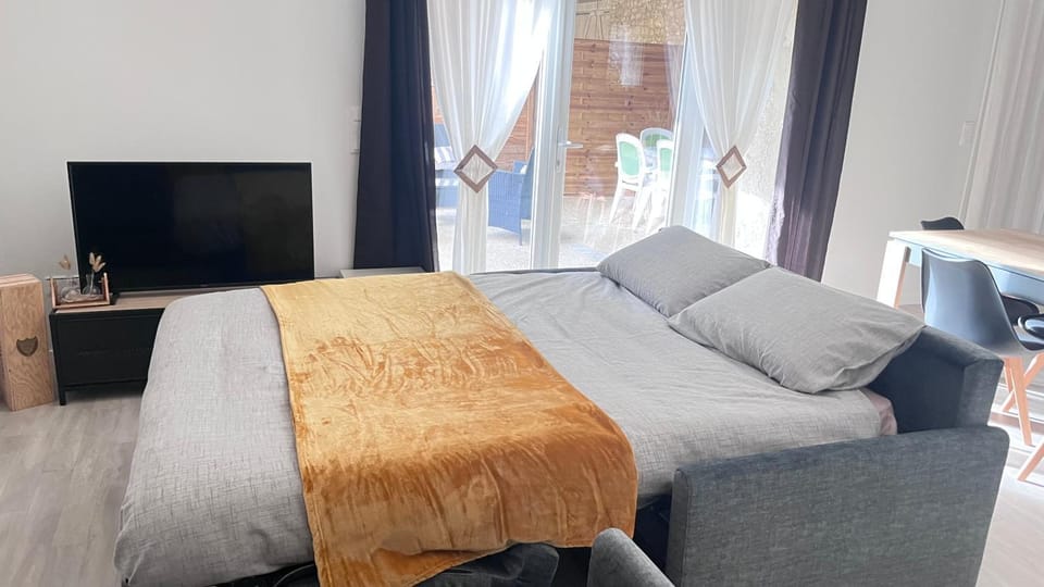 Bed, Living room