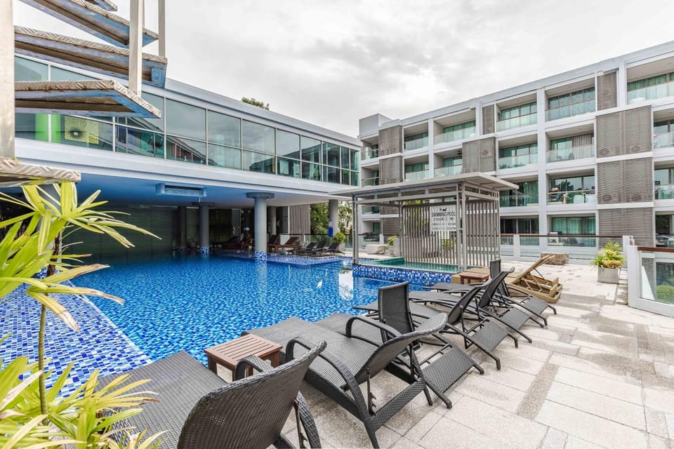 Property building, Day, Swimming pool, sunbed
