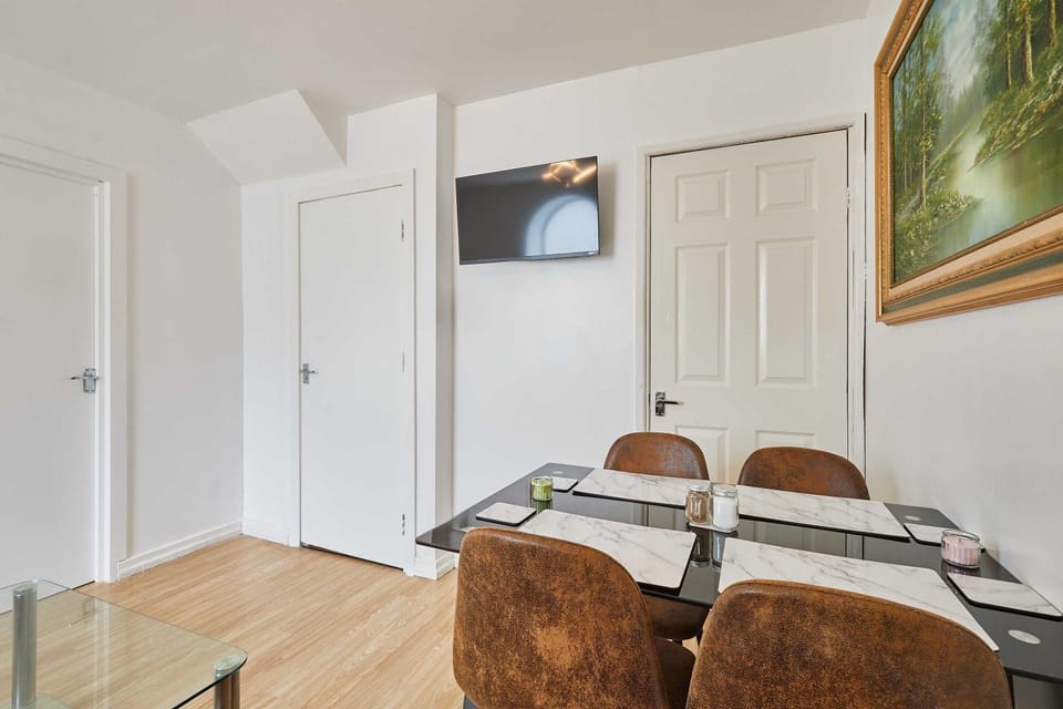 TV and multimedia, Living room, Seating area, Dining area
