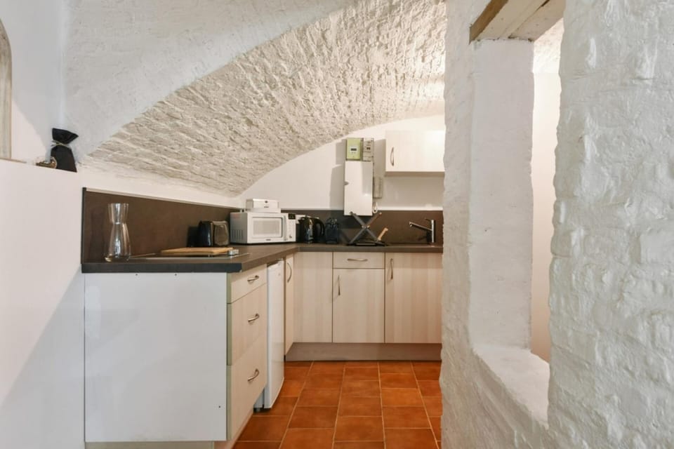Coffee/tea facilities, Kitchen or kitchenette, stove, toaster