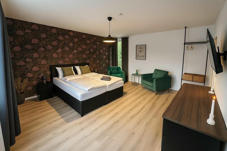 Bed, TV and multimedia, Bedroom