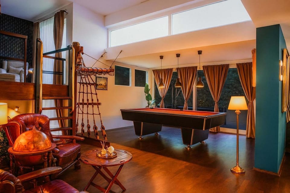 Communal lounge/ TV room, Living room, Seating area