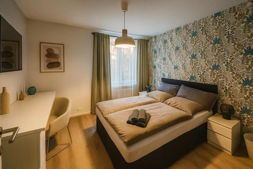 Bed, TV and multimedia, Photo of the whole room, Bedroom