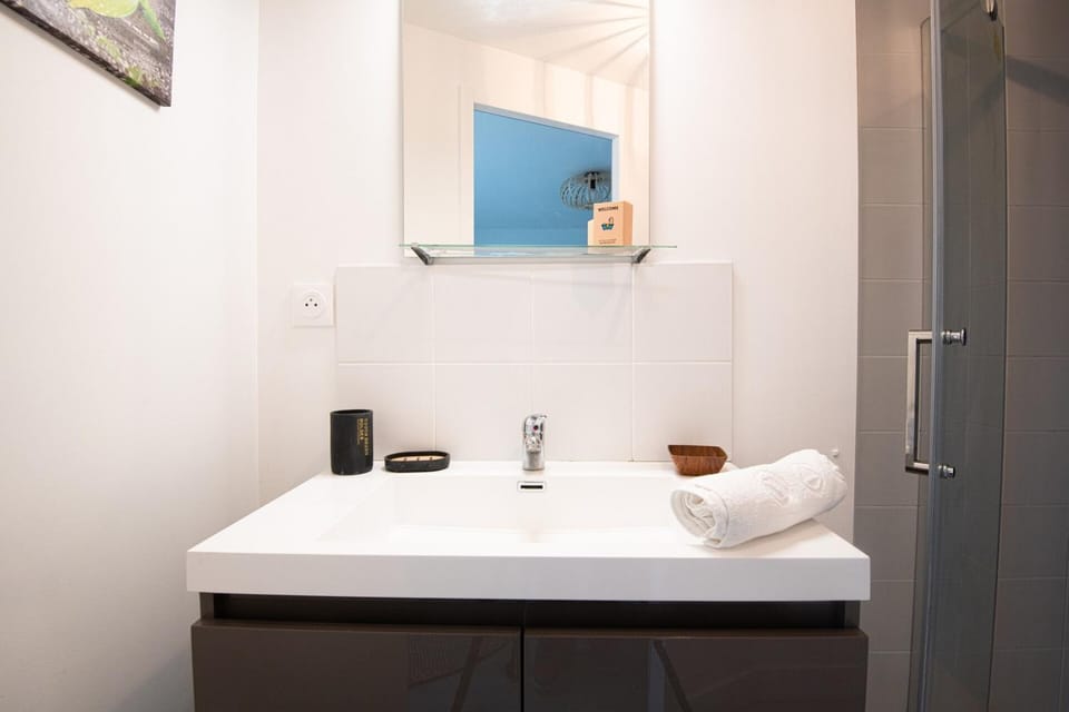Bathroom, towels