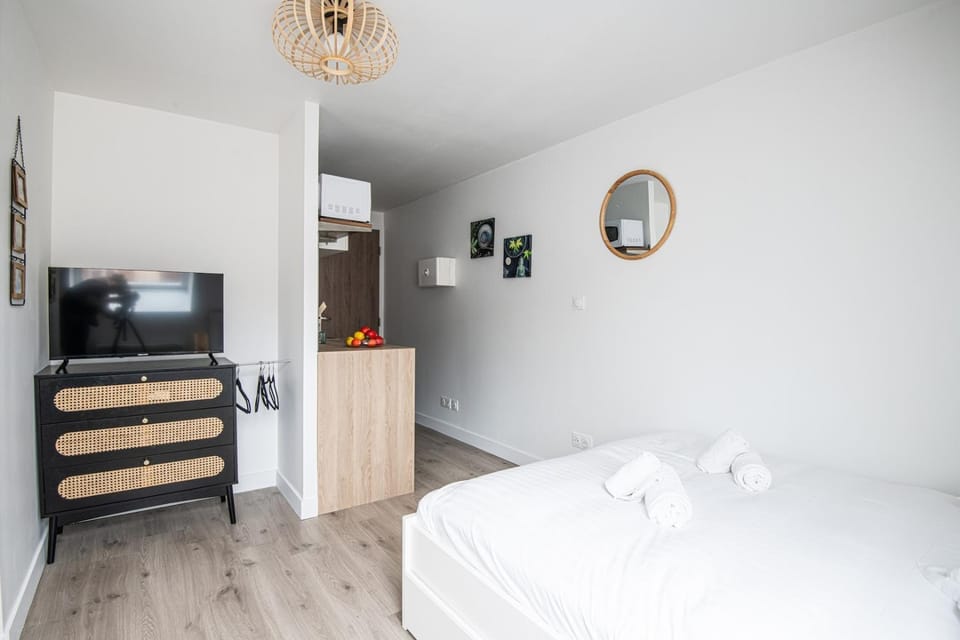 Bed, TV and multimedia