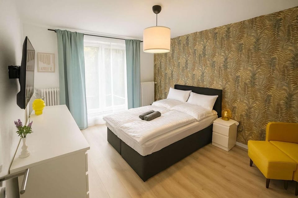 Bed, TV and multimedia, Photo of the whole room, Bedroom