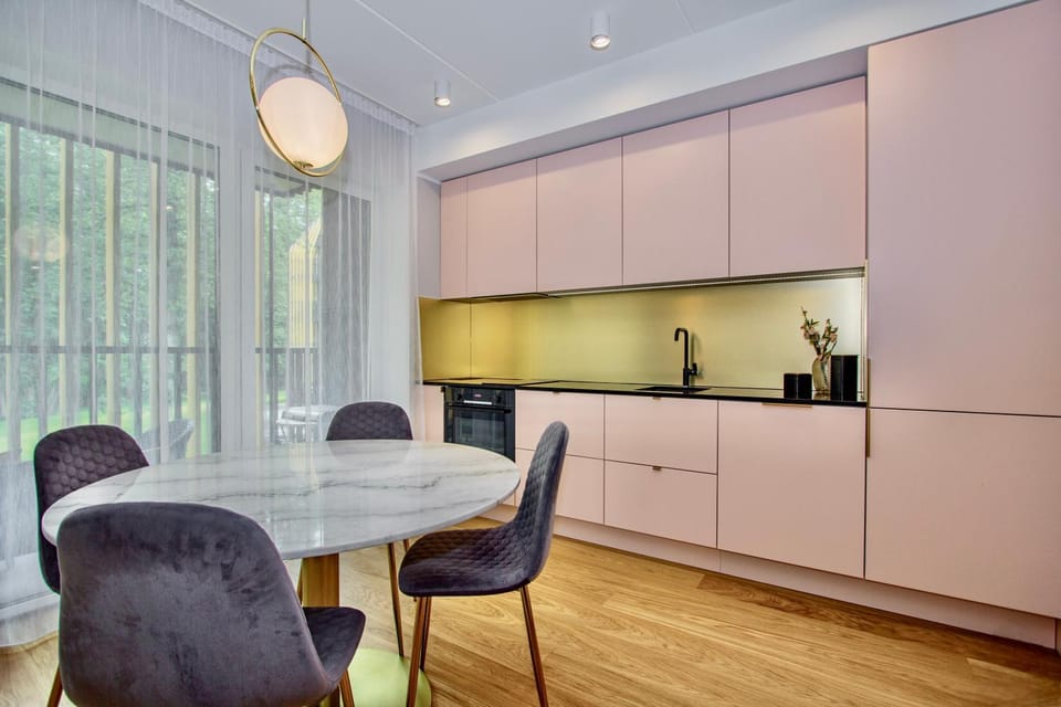 Kitchen or kitchenette, Dining area