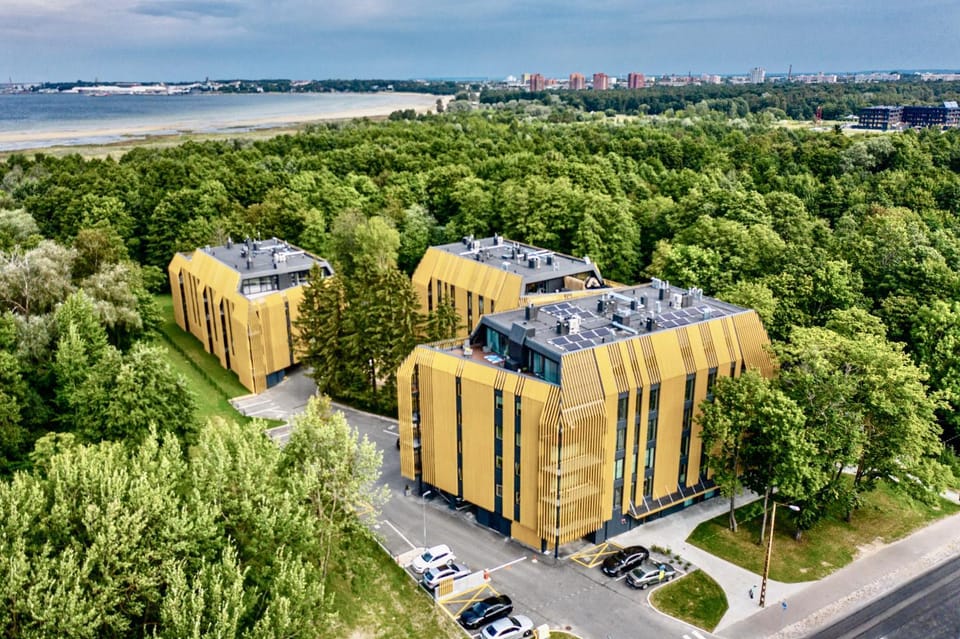 Property building, Day, Neighbourhood, Natural landscape, Bird's eye view, Garden, Sea view, Street view, Location, Parking