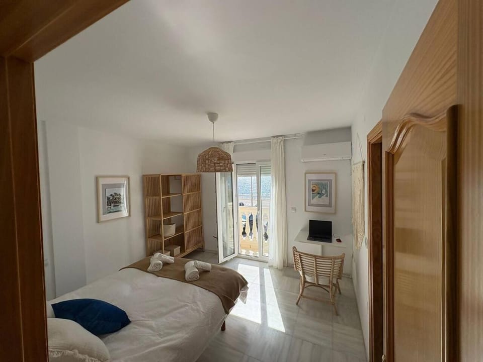 Bed, Photo of the whole room, Seating area, Bedroom, wardrobe