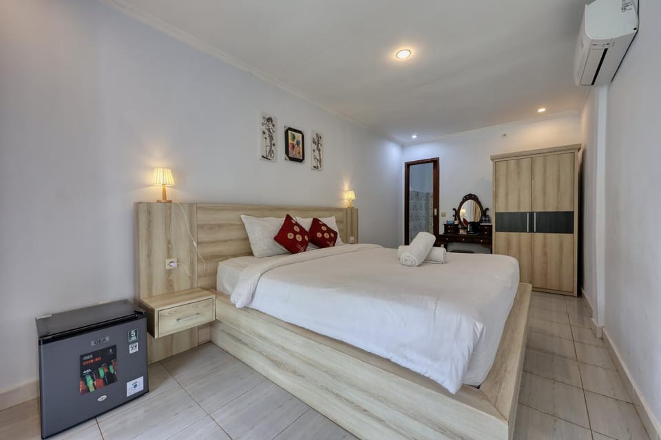 Bed, Photo of the whole room, Bedroom, minibar, towels, wardrobe, air conditioner