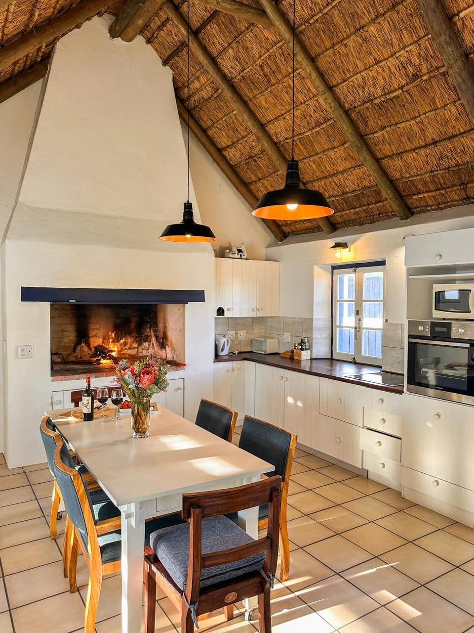 Kitchen or kitchenette, Dining area