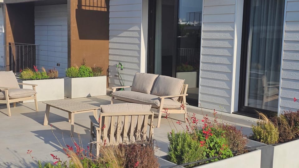 Property building, Patio, Spring, Day, Garden, View (from property/room), Balcony/Terrace, Balcony/Terrace, Living room, Seating area, Garden view