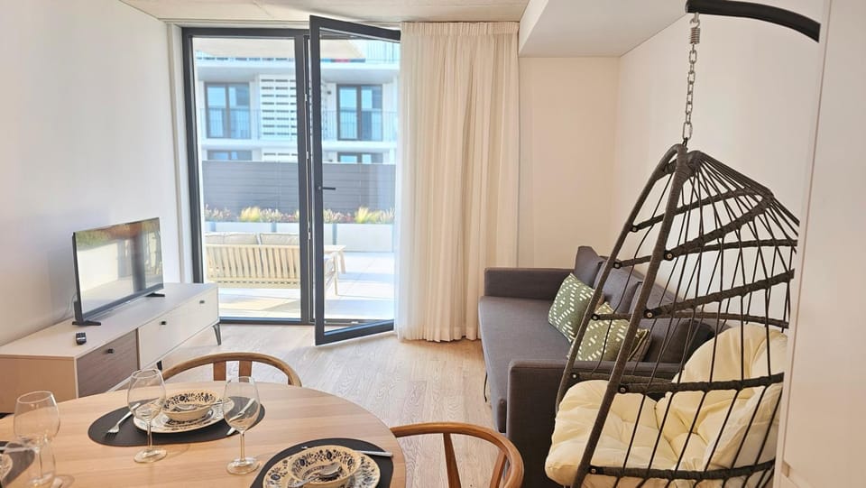 Communal lounge/ TV room, TV and multimedia, Living room, Seating area, Dining area, Evening entertainment