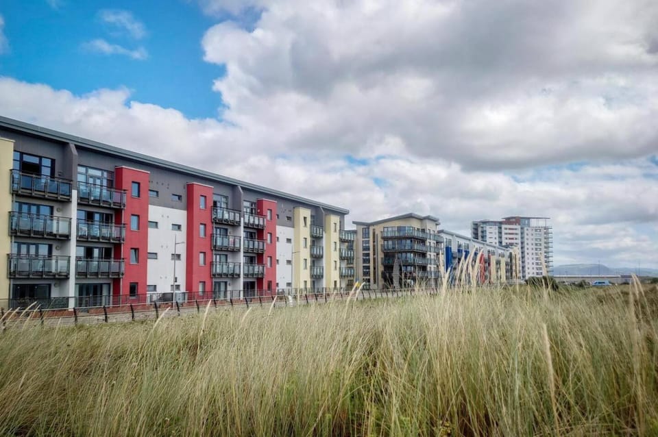 Ground Floor Beach Front Apartment Apartment in Swansea