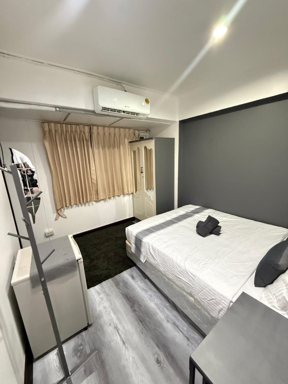 Bed, minibar