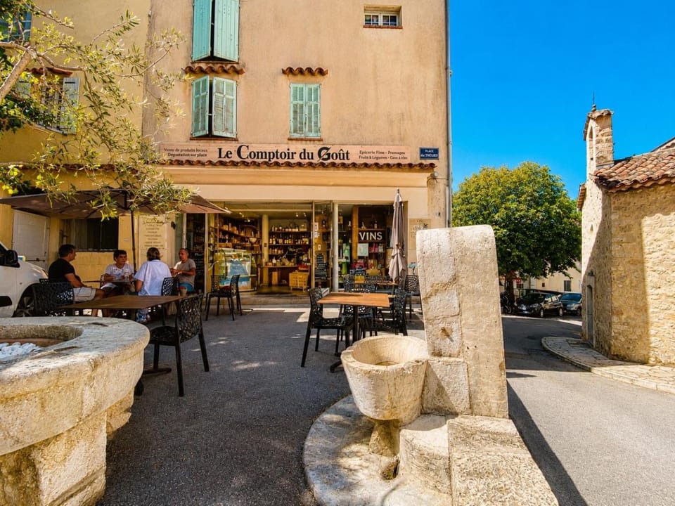 Restaurant/places to eat, Supermarket/grocery shop, Shopping Area