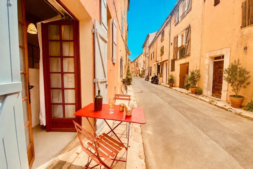 Property building, Patio, Day, Neighbourhood, Dining area, Street view