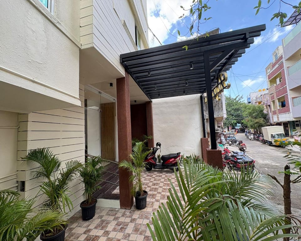 Property building, Facade/entrance, Day, Street view, Location, Parking