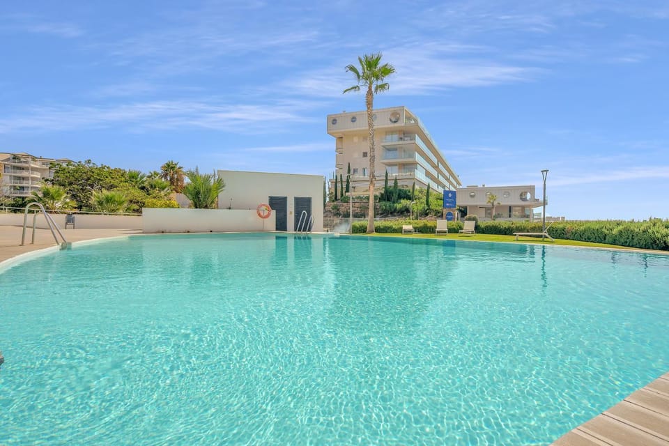Property building, Day, Pool view, Swimming pool, sunbed