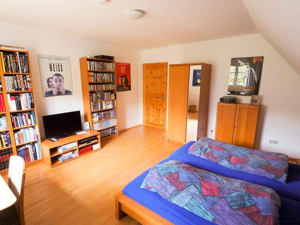 Bed, TV and multimedia, Photo of the whole room, Bedroom