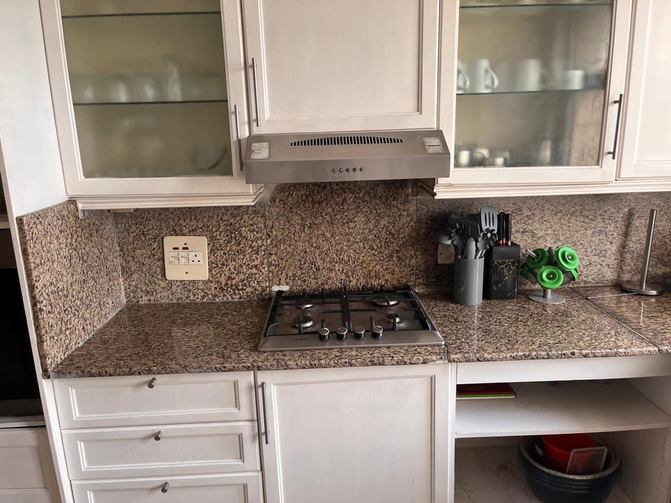 Coffee/tea facilities, Kitchen or kitchenette, stove