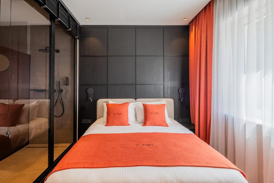 Bed, Photo of the whole room, Bedroom, internet, wardrobe
