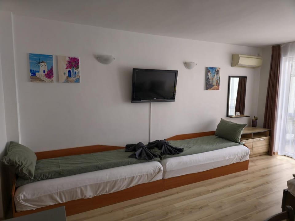 Bed, TV and multimedia, air conditioner
