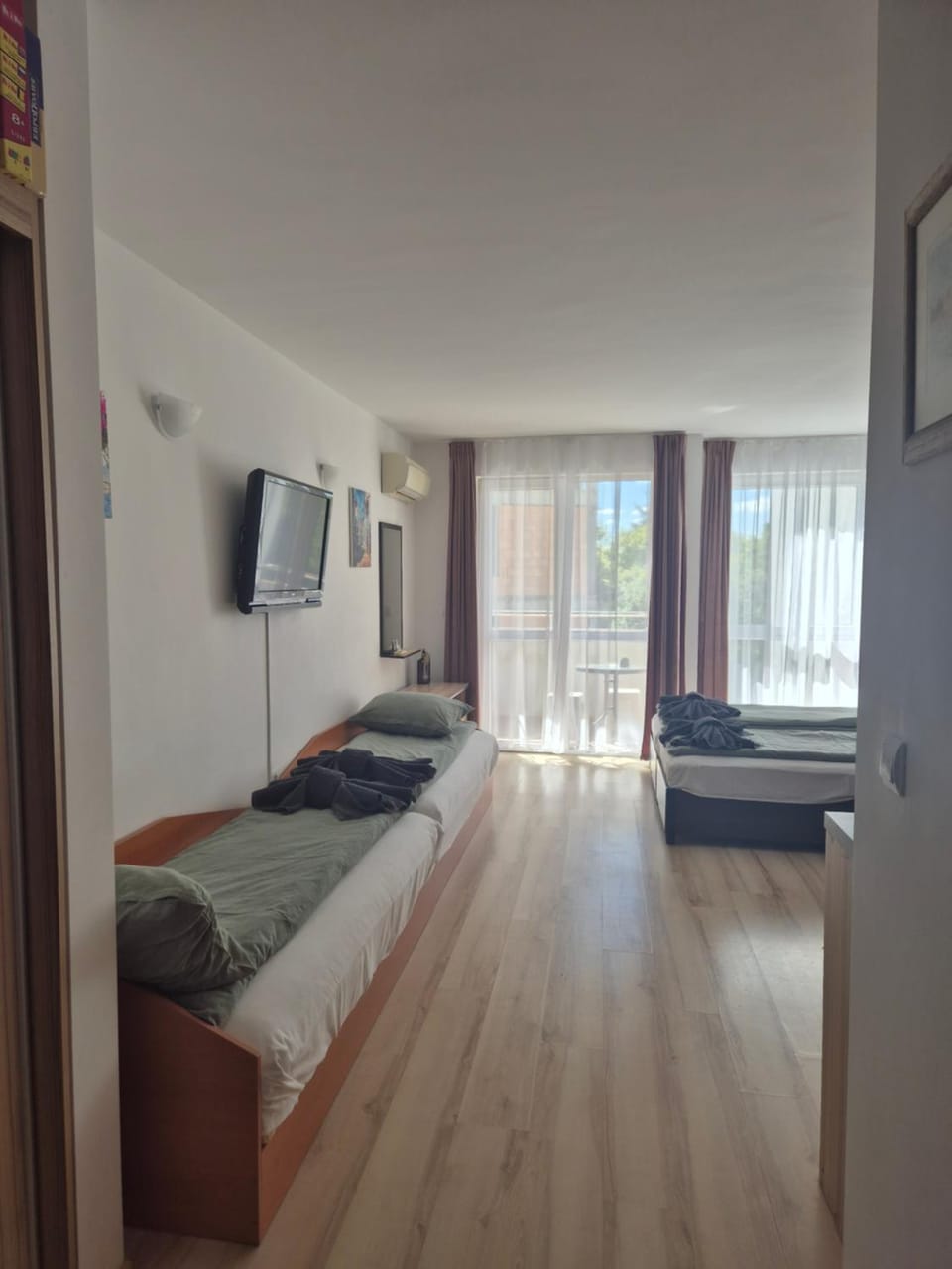 Bed, TV and multimedia, Photo of the whole room, Bedroom