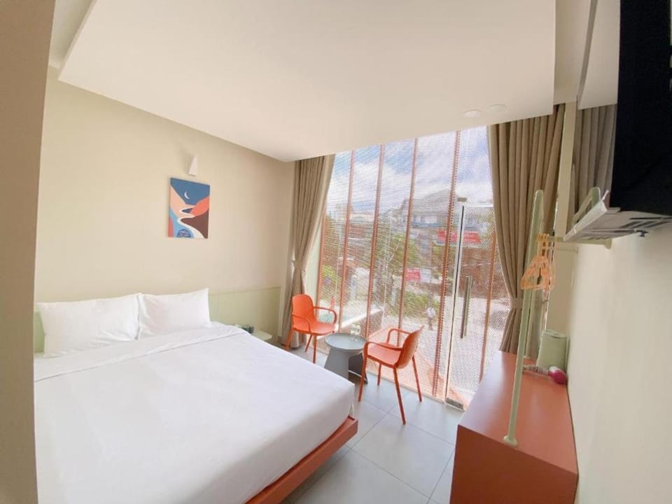 Communal lounge/ TV room, Bed, TV and multimedia, Photo of the whole room, Seating area, Bedroom, hair dryier, minibar, trouser press, trouser press, dryer, elevator